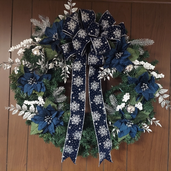 Blue and silver poinsettia wreath with lights - Picture 16 of 16